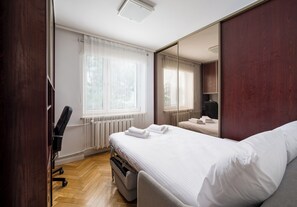 3 bedrooms, iron/ironing board, WiFi, bed sheets