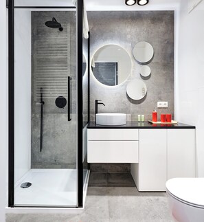 Shower, hair dryer, towels, soap - Old Town Chic Studio (Poznań)