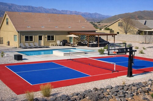 Private Pool & Spa, Pickleball, King Beds, Near Zion, Sleeps 16+, Game Room