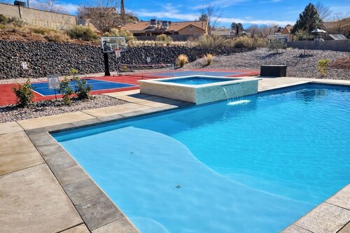 Private Pool & Spa, Pickleball, King Beds, Near Zion, Sleeps 16+, Game Room
