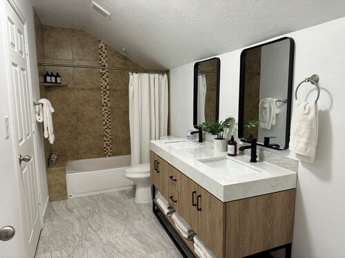 Private Pool & Spa, Pickleball, King Beds, Near Zion, Sleeps 16+, Game Room