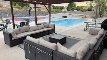 Utomhuspool och uppvÀrmd pool