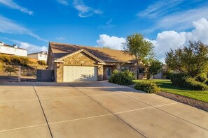 Property grounds - Private Pool & Spa, Pickleball, King Beds, Near Zion, Sleeps 16+, Game Room (La Verkin)