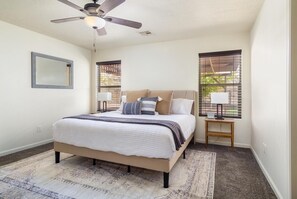 6 bedrooms, in-room safe, iron/ironing board, travel cot - Private Pool & Spa, Pickleball, King Beds, Near Zion, Sleeps 16+, Game Room (La Verkin)