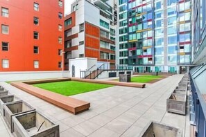 Property grounds - City Zen: Patio & Pool (Auckland)