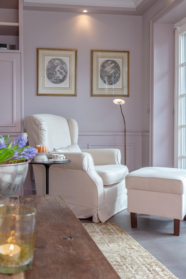 Unclassified image, 1 of 33, button