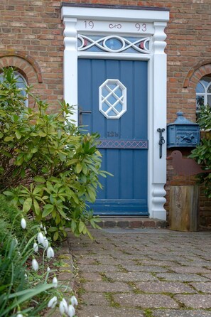 Unclassified image, 4 of 33, button