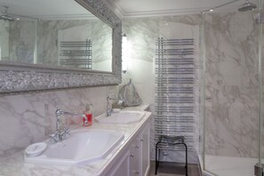 Unclassified image, 2 of 33, button