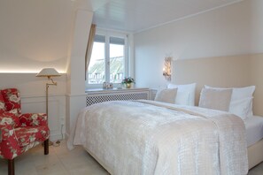 2 bedrooms, desk, WiFi, bed sheets