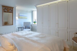 2 bedrooms, desk, WiFi, bed sheets