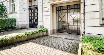 Chic Steglitz XBR, Fully Outfitted & Equipped, by Blueground