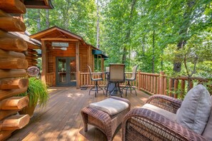 Outdoor dining - Kind Oak Lake House Peaceful Lakeside Cabin with Hot Tub & Private Dock in Mill Springs (Mill Spring)