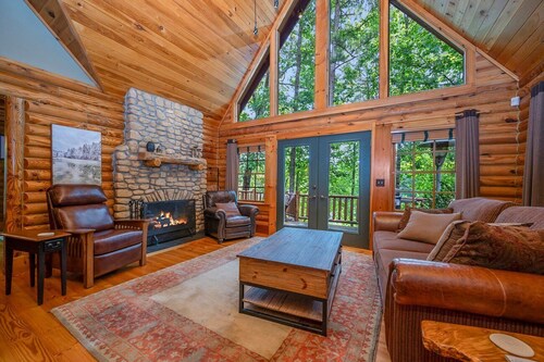 Kind Oak Lake House Peaceful Lakeside Cabin with Hot Tub & Private Dock in Mill Springs