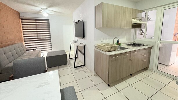 Een knus verblijf met een kitchenette, een eethoek en een zithoek.