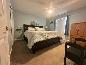 Escritorio, tabla de planchar con plancha, wifi y ropa de cama 