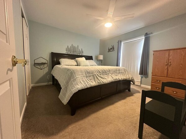 Escritorio, tabla de planchar con plancha, wifi y ropa de cama 