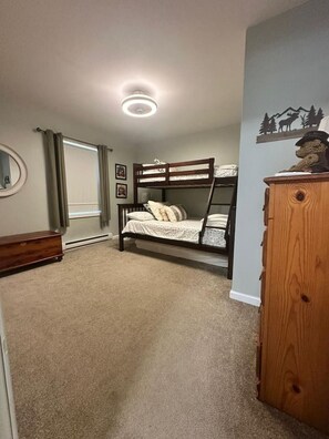Desk, iron/ironing board, WiFi, bed sheets