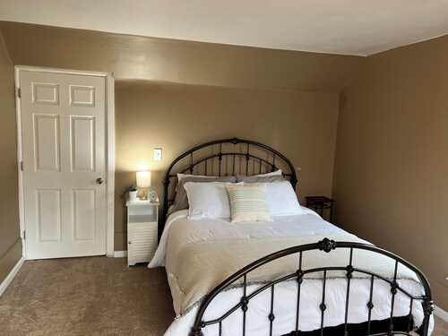 1-bedroom apartment in adorable Old Town Plymouth and less than a mile from DTW