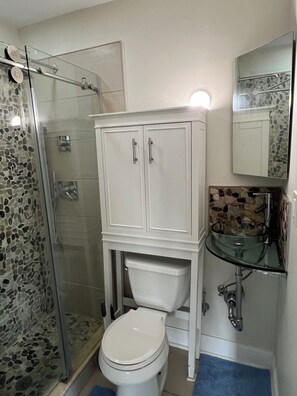 Shower, hair dryer, towels, soap - 1-bedroom apartment in adorable Old Town Plymouth and less than a mile from DTW (Plymouth)