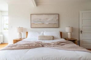 6 chambres, bureau, fer et planche à repasser, lit de bébé portatif