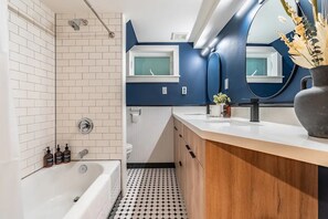 Douche, séchoir à cheveux, serviettes fournies, savon