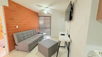 Departamento clásico, 3 habitaciones, cocina | Área de sala de estar | Televisión de 42 pulgadas con canales por cable