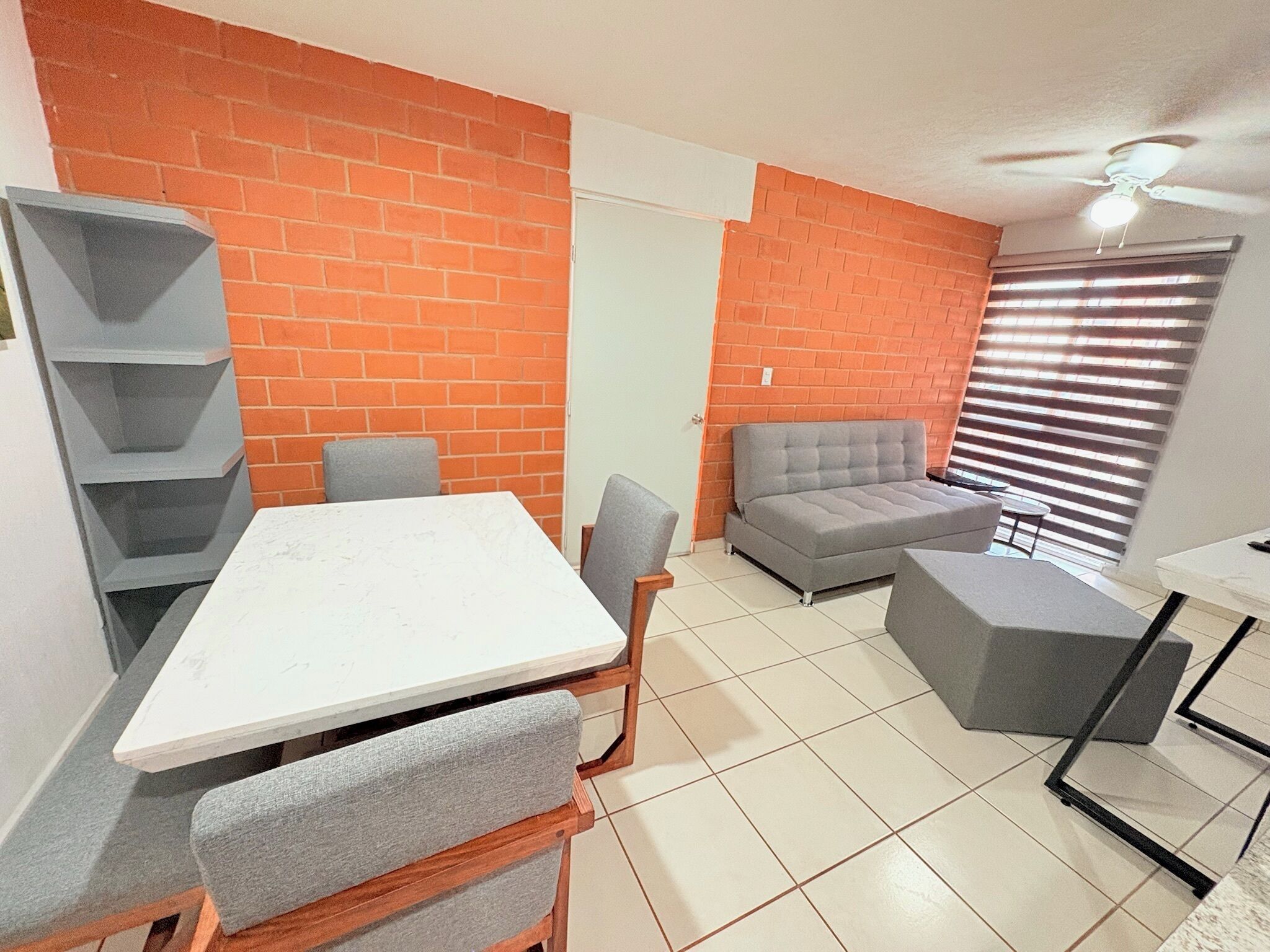Departamento clásico, 3 habitaciones, cocina | Área de sala de estar | Televisión de 42 pulgadas con canales por cable 