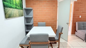 Departamento clásico, 3 habitaciones, cocina | Área de sala de estar | Televisión de 42 pulgadas con canales por cable