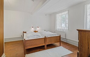 4 bedrooms, travel cot