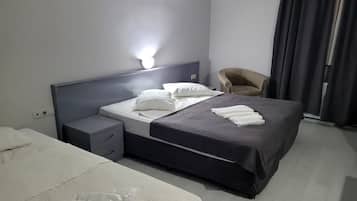1 habitación, escritorio y espacio para trabajar con laptop