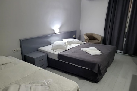 1 ๊ฐ์ ์นจ์ค, ์ฑ
์, ๋
ธํธ๋ถ ์์
๊ณต๊ฐ, ๋ฌด๋ฃ WiFi