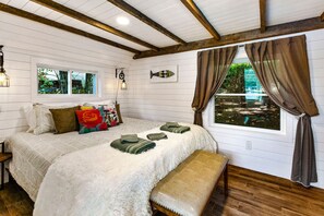 3 bedrooms, travel cot, WiFi, bed sheets - Dockside Dream | 4 mins to Mt Sunapee | Dock | VIEWS | Grill (Newbury)