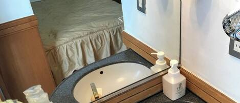 1 dormitori, escriptori, wifi gratuïta i roba de llit