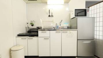 冷蔵庫、電子レンジ、コンロ、調理器具と食器