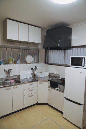 Kjøleskap, mikrobølgeovn, kokeplater og kjøkkenutstyr