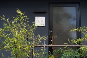 Exterior detail - Guesthouse All Day 202 rooms / Kyoto Kyōto (Kyoto)