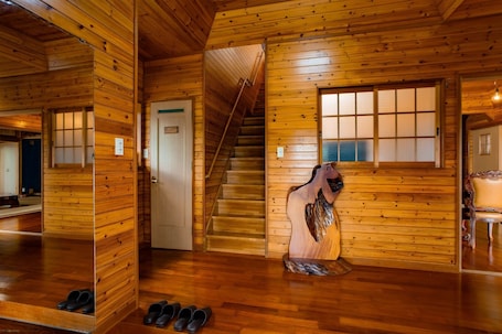 Interior. Kise A place to stay for large groups / Amami Kagoshima