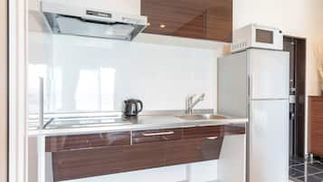 冷蔵庫、電子レンジ、コンロ、調理器具と食器