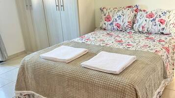2 quartos, ferros/tábuas de passar roupa, Wi-Fi de cortesia