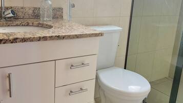 Chuveiro, secador de cabelo, toalhas de banho, sabonete