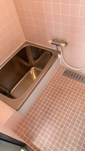 Een haardroger, handdoeken