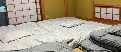 2 soverom, skrivebord, strykejern/-brett og sengetøy