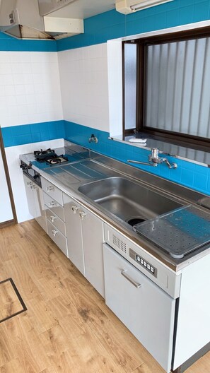 Een koelkast, een microgolfoven, een kookplaat