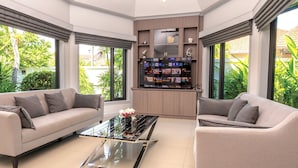 Ein modernes Wohnzimmer mit zwei Sofas, einem Couchtisch und einer TV-Wand.