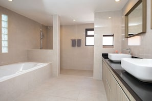 4 bedrooms, in-room safe, free WiFi - Villa Sabai (Pattaya)