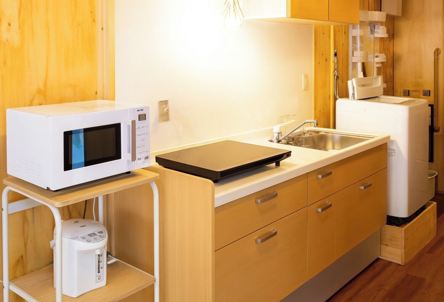 Refrigerador, microondas y parrilla de estufa 