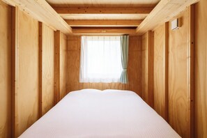 2 多间卧室、办公桌、床单