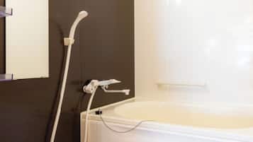 Een haardroger, handdoeken