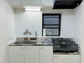 Kjøleskap, mikrobølgeovn, kokeplater og kjøkkenutstyr