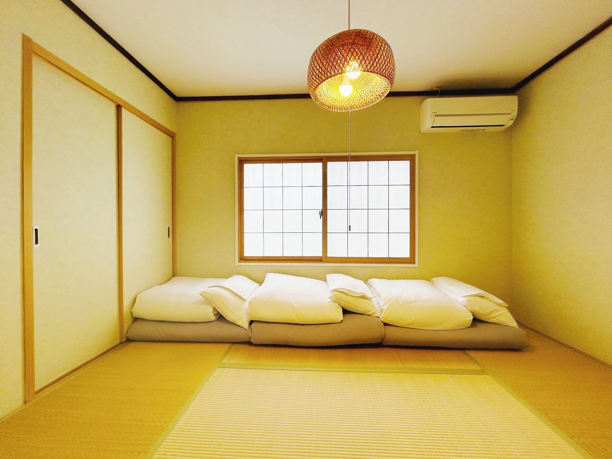 2 室のベッドルーム、デスク、WiFi (無料)、ベッドシーツ